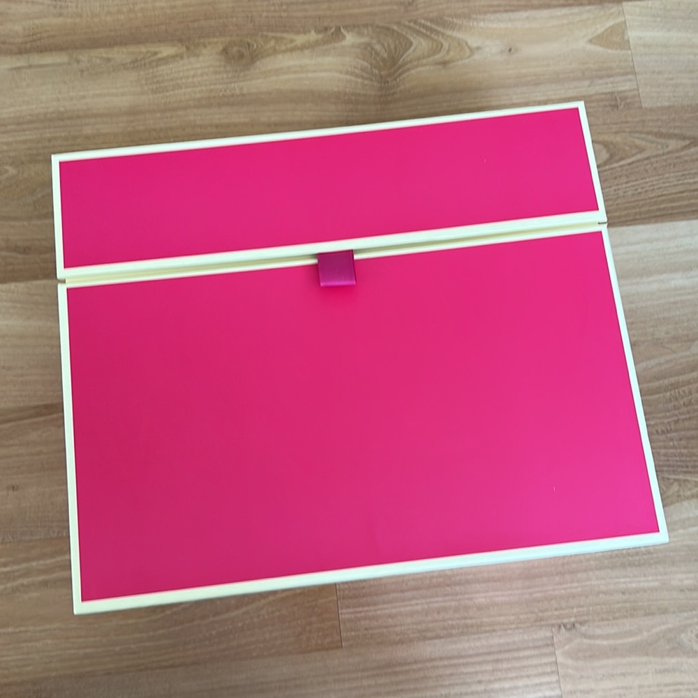 Hot Pink Girls’ Room Organizer